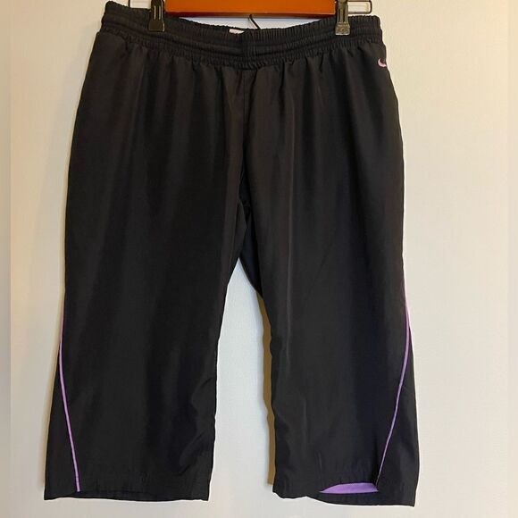 Nike Women’s Windbreaker Long Shorts Loose Fit Size Medium - Picture 1 of 7